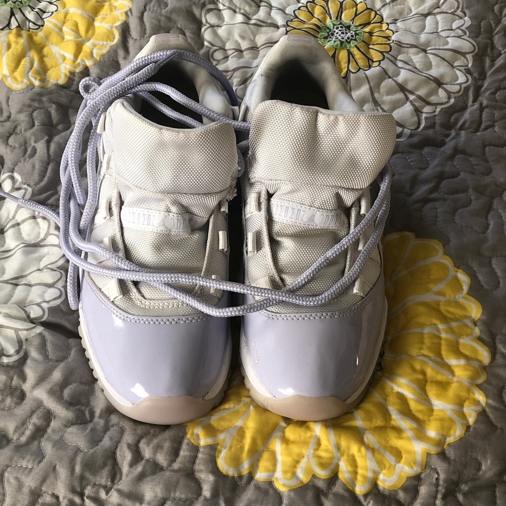 Low-Top Lace Sneakers in White and violet with the violet laces good condition